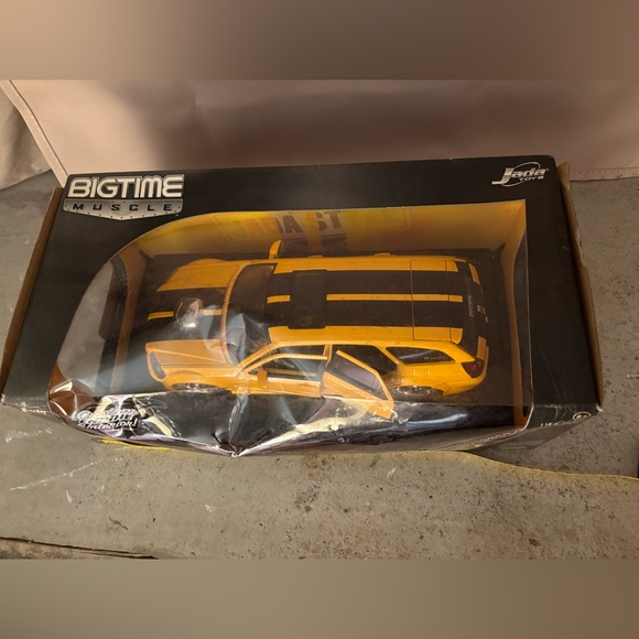 Bigtime Muscle 2006 Dodge Magnum R/T - Bright Yellow